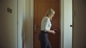 «Вы не волнуйтесь, Виолетта. Там и Ваши вещи тоже» — спокойно ответила Варвара, столкнувшись с любовницей мужа у своей двери